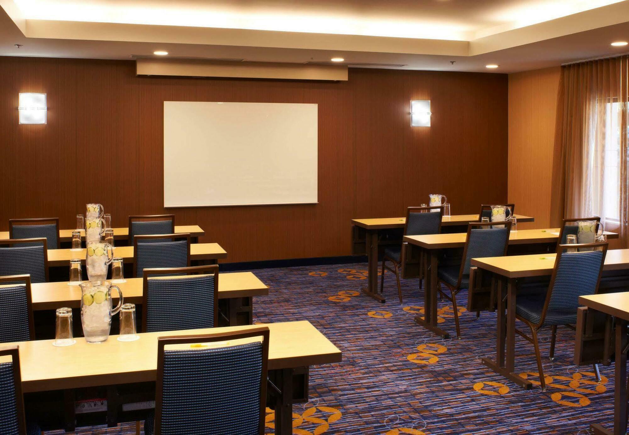 Courtyard By Marriott Cleveland ווסטלייק עסק תמונה